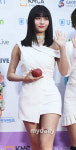 [MD포토] 사과 들고 포즈 취하는 모모 클레오파트라 컨셉?