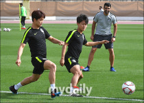 [MD포토] 김진수-이승우, '치열한(?) 공 다툼'