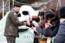 [MD포토] 주원 전역하는 날, 팬들과 일일히 악수하는 팬서비스