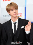 [MD포토] 방탄소년단 진 반듯한 손인사