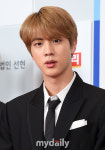 [MD포토] 방탄소년단 진 심멎 부르는 눈맞춤