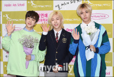 [MD포토] 뉴키드 진권-한솔, 휘 입학 축하해~