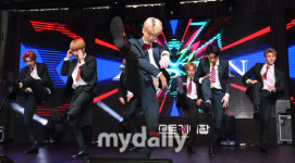 [MD포토] 아스틴 강렬한 데뷔 쇼케이스
