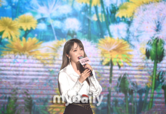 [MD포토] 홍진영 '화사한 발라드 무대'