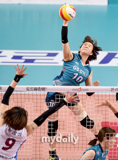 한국도로공사, GS칼텍스에 승리하며 강소휘 주도로 시즌 첫 승 차지