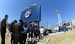 [MD포토] 창원NC파크 입장을 위해