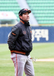 [MD포토] 하늘 바라보는 한용덕 감독 야구 할수 있을까?