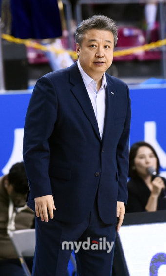 [MD포토] 삼성생명 임근배 감독 '여기서 밀리면 안된다'