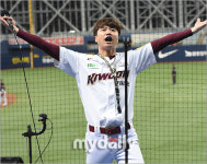 [MD포토] 김정석 응원단장 쩌렁쩌렁한 육성 응원