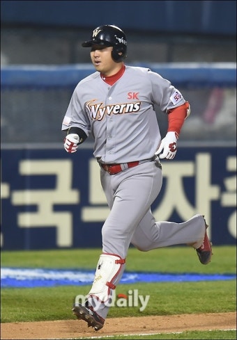 '헤드샷' SK 최정, 결국 멀미 증상으로 한화전 결장