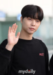[MD포토] NCT 127 쟈니 훈훈한 손인사