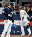 [MD포토] 고개숙인 배영수