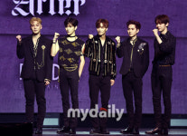 [MD포토] 뉴이스트 5명의 만찢남 등장