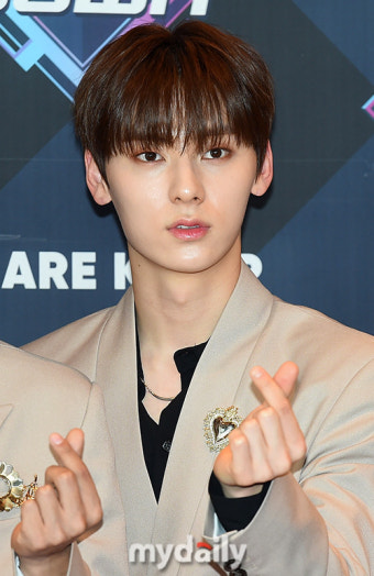 [MD포토] 뉴이스트 황민현 '돌아온 황제'