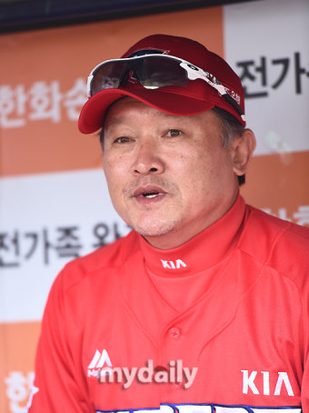 [MD포토] 박흥식 감독대행 '침체된 분위기부터 살려야죠'