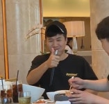 김종민, 대식가 다운 면모...여유로운 미소