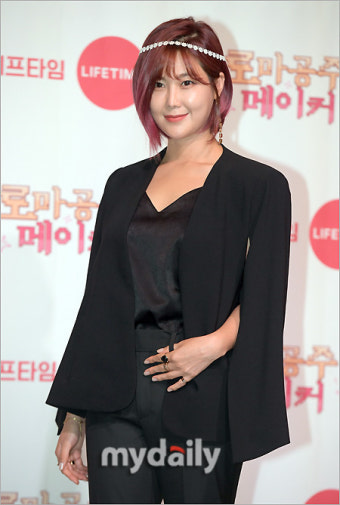 [MD포토] 솔비 '티아라 느낌의 머리띠 패션'