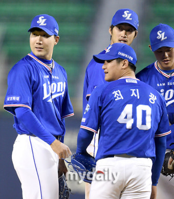 [MD포토] 결승타 최영진, 데뷔 첫 세이브 최지광