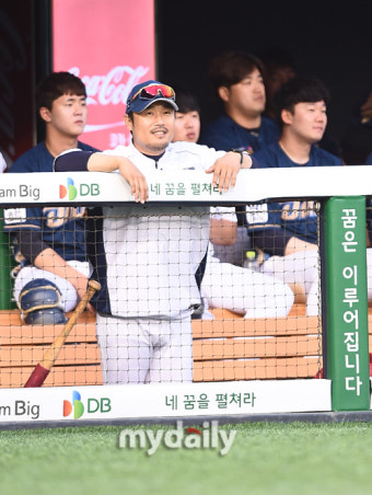 [MD포토] 경기 지켜보는 NC 이호준 코치