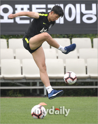[MD포토] 손흥민 '광고서 봤던 바로 그 개인기'