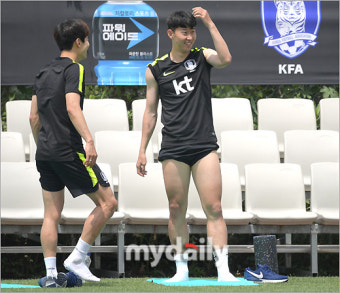 손흥민 '실력도 팬 서비스도 월드 클래스' [한혁승의 포토어택]