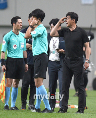 [MD포토] 김도훈 감독 '이게 왜 노골이야?'