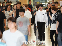 [MD포토] 방탄소년단 RM-진 취재진과 인사를 나누며