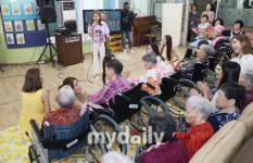 [MD포토] 미스트롯 송가인 어르신들을 위한 노래잔치