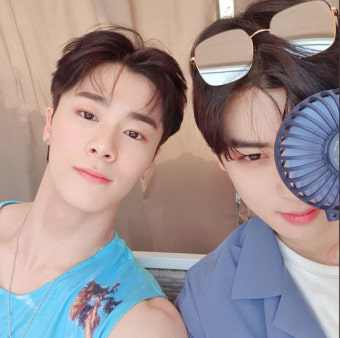'더위도 날릴 시원한 이목구비'…아스트로 차은우·문빈, 완벽한 비주얼