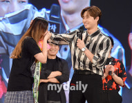 [MD포토] 박서준 쓰담쓰담... 오빠가 소원 들어줄게