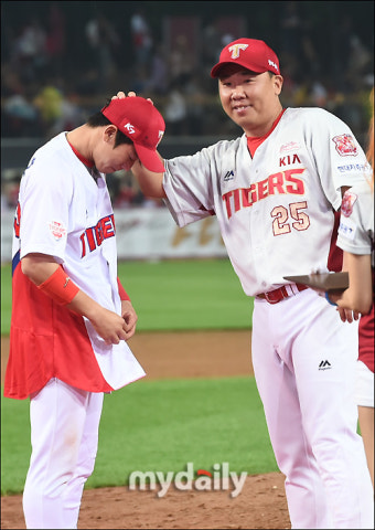 [MD포토] 이범호, '박찬호 기특한 후배'