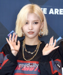 [MD포토] (여자)아이들 소연 어색한 인사