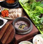 엄선한 재료로 만든 정성스런 상차림 시골돌솥쌈밥 빼어난 음식 맛과 편안한 서비스로 사랑받아