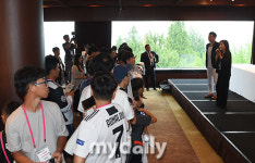 [MD포토] 행사 지연에 대해 사과하는 관계자