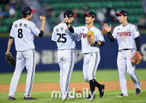 [MD포토] LG '삼성과 난타전 끝에 13-10으로 승리'