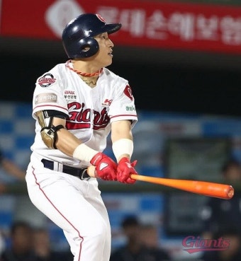 '손아섭 3안타·3타점' 롯데, 두산 추격 잠재우고 4연승