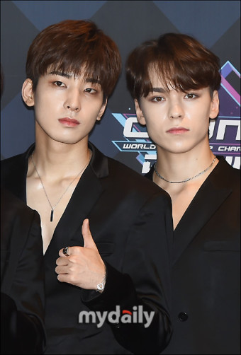 [MD포토] 세븐틴 원우-버논, '시선고정 카리스마'
