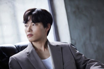 류준열, 생일 팬미팅 10분 만에 전석 매진…뜨거운 인기 입증