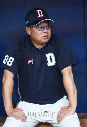 [MD포토] 선수들 훈련 지켜보는 두산 김태형 감독