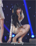 [MD포토] 트와이스 모모 짧은 치마에 줍기도 힘드네