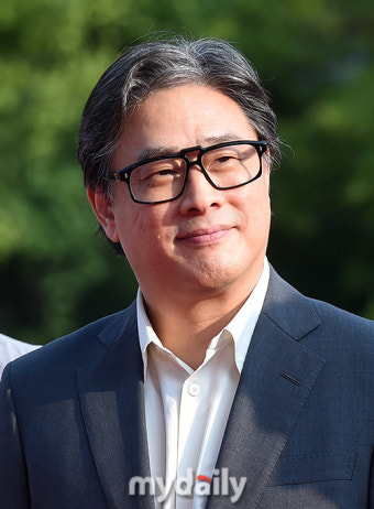 [MD포토] 박찬욱 감독 '드라마 어워즈는 어색하네요'