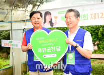 [MD포토] 행복공감봉사단 두리하나국제학교에 후원금 전달