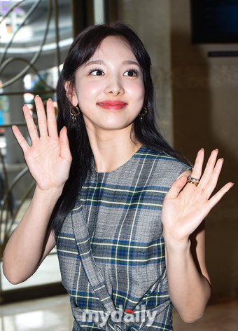 [MD포토] 나연 '트와이스 컴백을 알리는 손인사'