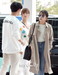 [MD포토] 에이핑크 정은지-윤보미 '매니저와 대화중이에요'