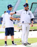 [MD포토] 김태형 감독 시헌아 오늘 살살 하자