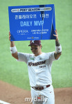 [MD포토] 박병호 '결승 솔로홈런으로 데일리 MVP'