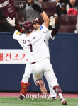 [MD포토] 김하성 '짜릿한 끝내기 득점'