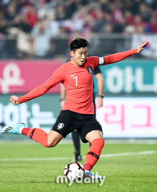 손흥민 PK 논란, 황희찬의 역할은? 한영 매체 시각 대립