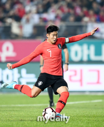 [MD포토] 손흥민 'PK로 가볍게 추가골 성공'