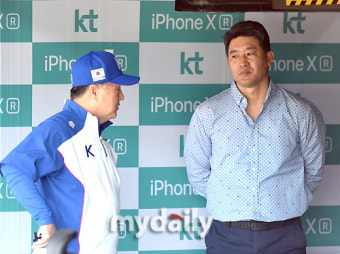[MD포토] 이숭용 KT단장 '김경문 감독과 야구 이야기'